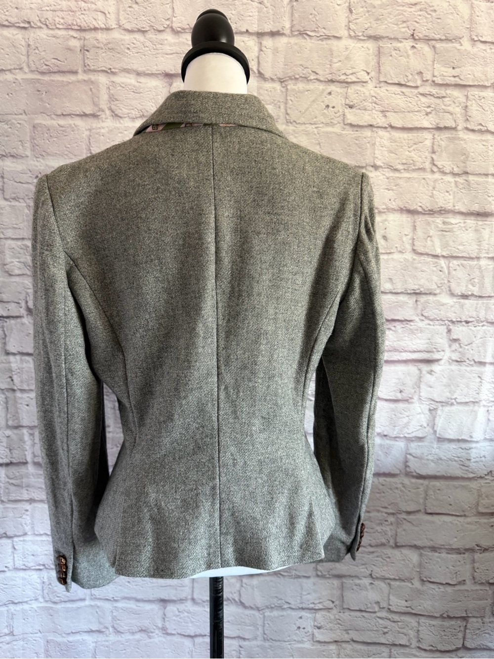 J.Crew blazer 100%wool features a three-button front and distinct patch pockets - Picture 6 of 12